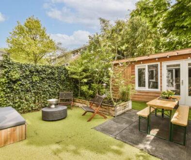 Melbourne backyard with outdoor seating, dining area and low-maintenance garden design